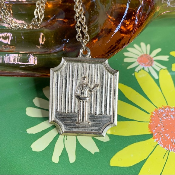 70s Medallion Necklace - Picture 2 of 7